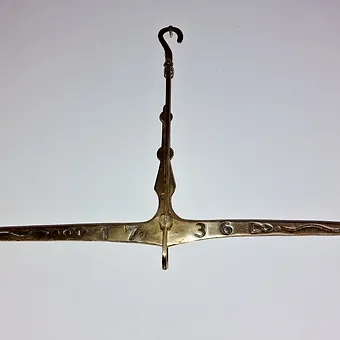 Ancienne grande balance 1736 entièrement en laiton 11