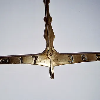 Ancienne grande balance 1736 entièrement en laiton 10